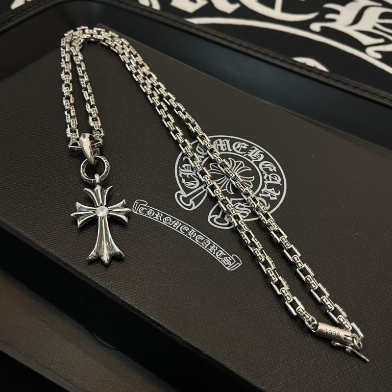 Ch*0me He**ts necklaces